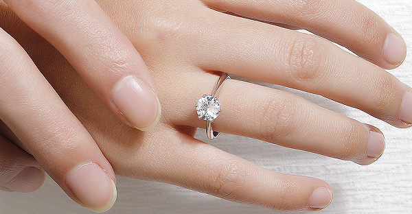 一些关于钻石在爱情中不同场景下的诗句