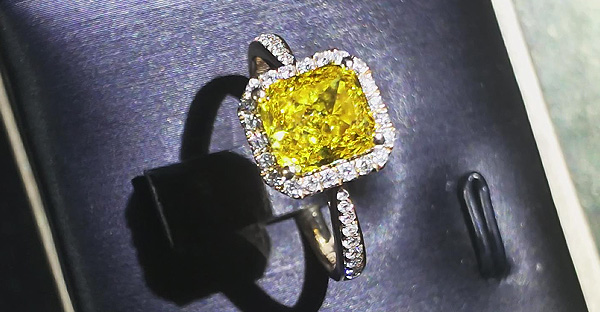 钻石佩戴技巧：让璀璨与爱意精准呼应