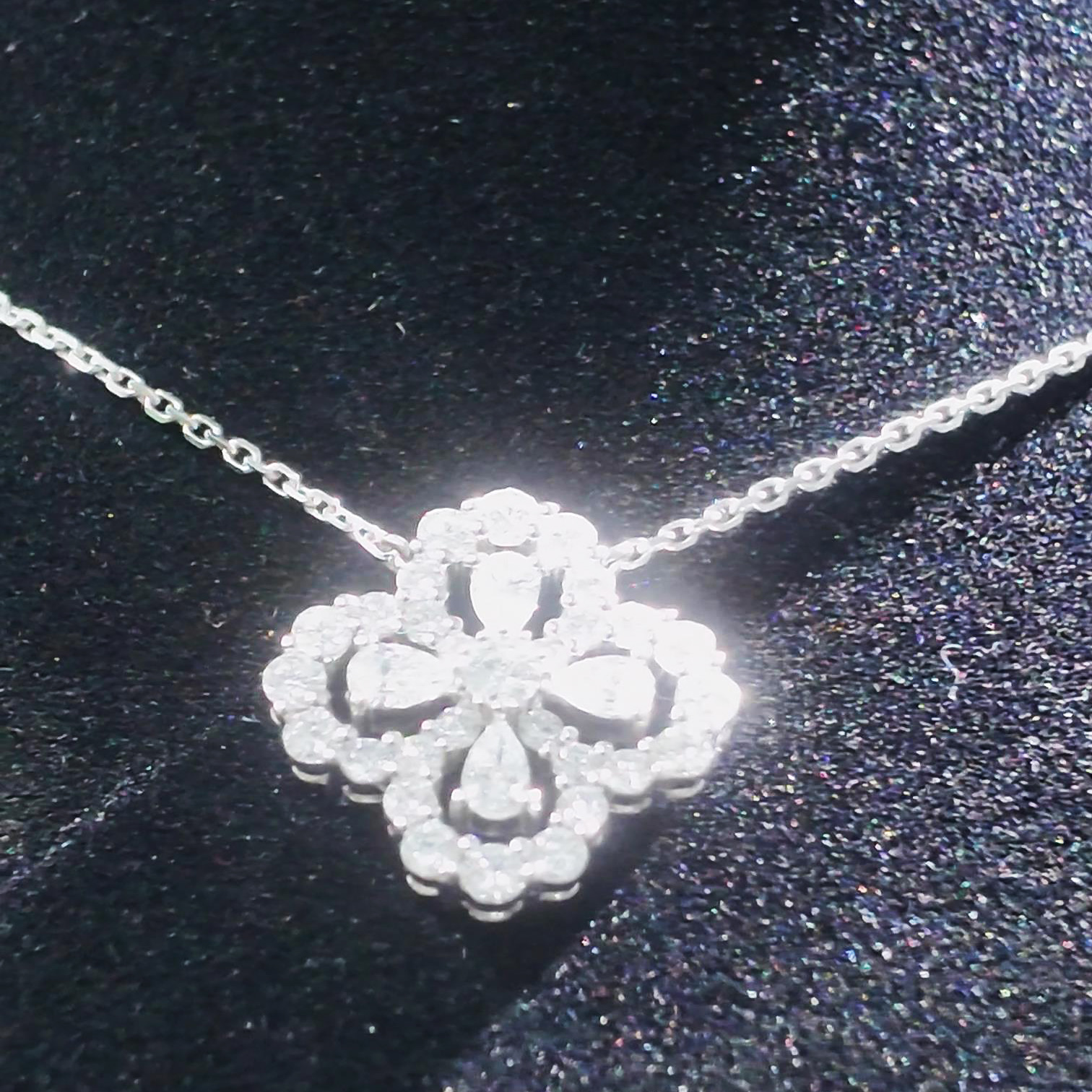 四叶草造型钻石项链