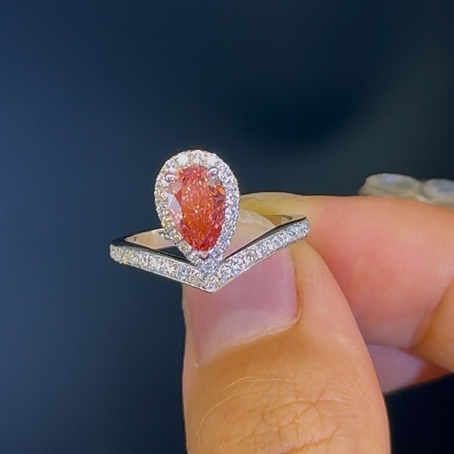 水滴形皇冠粉钻戒指