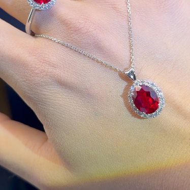 围镶鸽血红项链